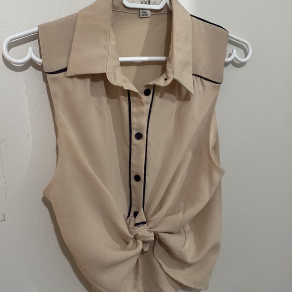 Forever 21 button up sleeveless top - Picture 1 of 4